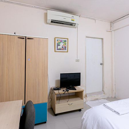 Freesia Saladaeng Silom Apartments Bangkok Bagian luar foto
