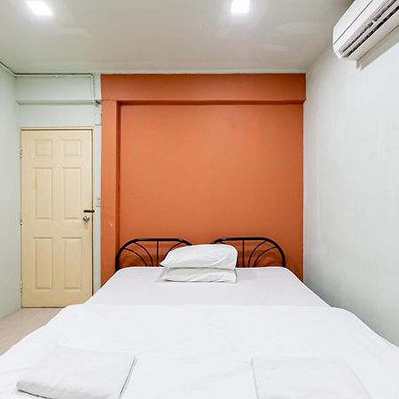 Freesia Saladaeng Silom Apartments Bangkok Bagian luar foto