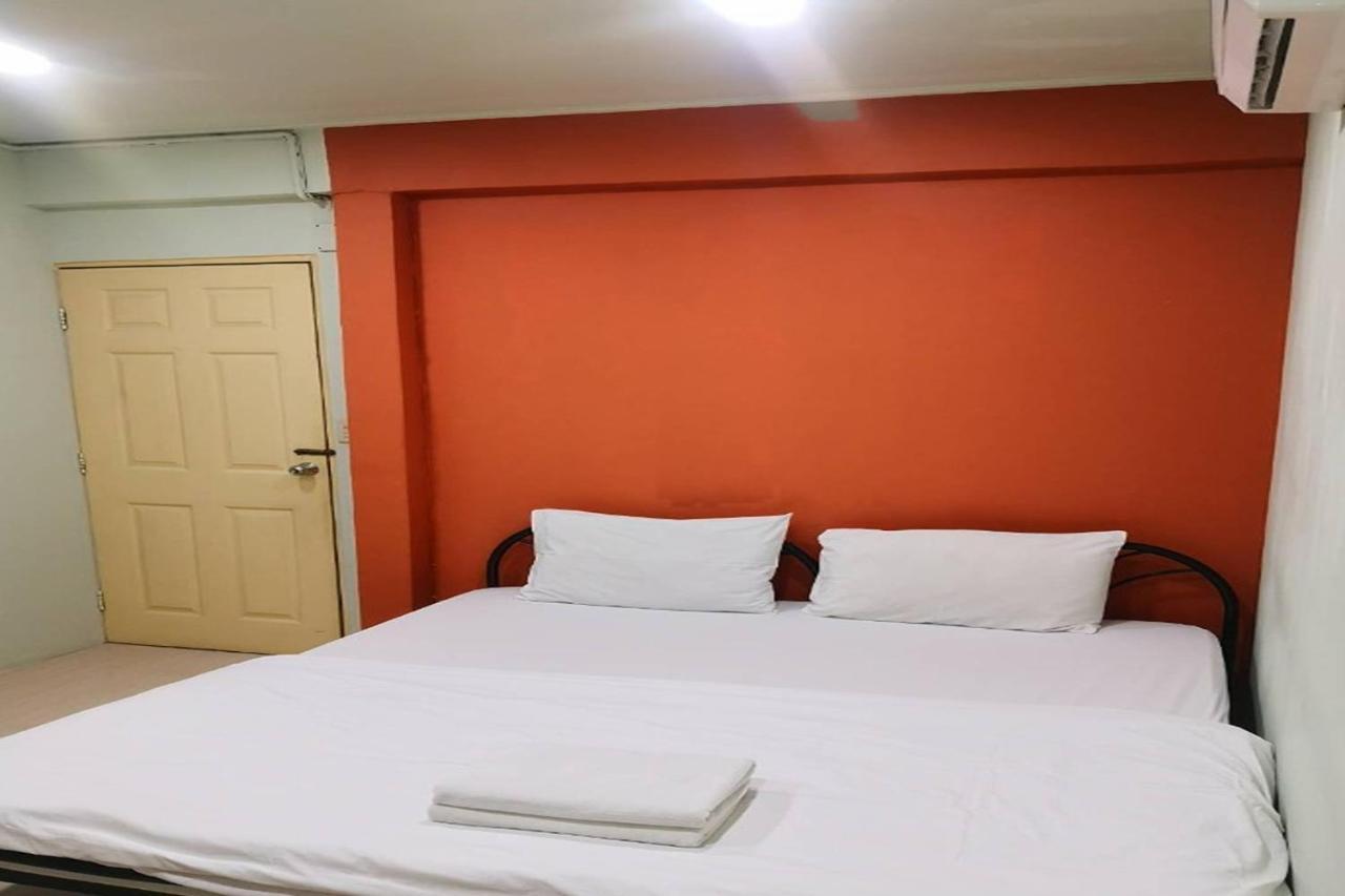 Freesia Saladaeng Silom Apartments Bangkok Bagian luar foto