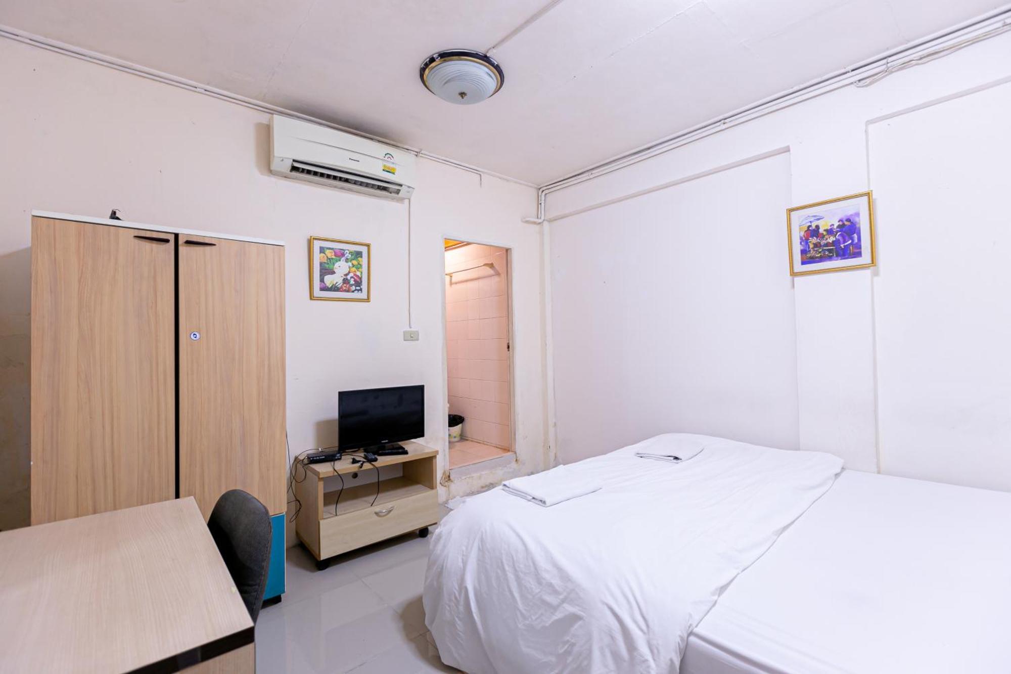 Freesia Saladaeng Silom Apartments Bangkok Bagian luar foto