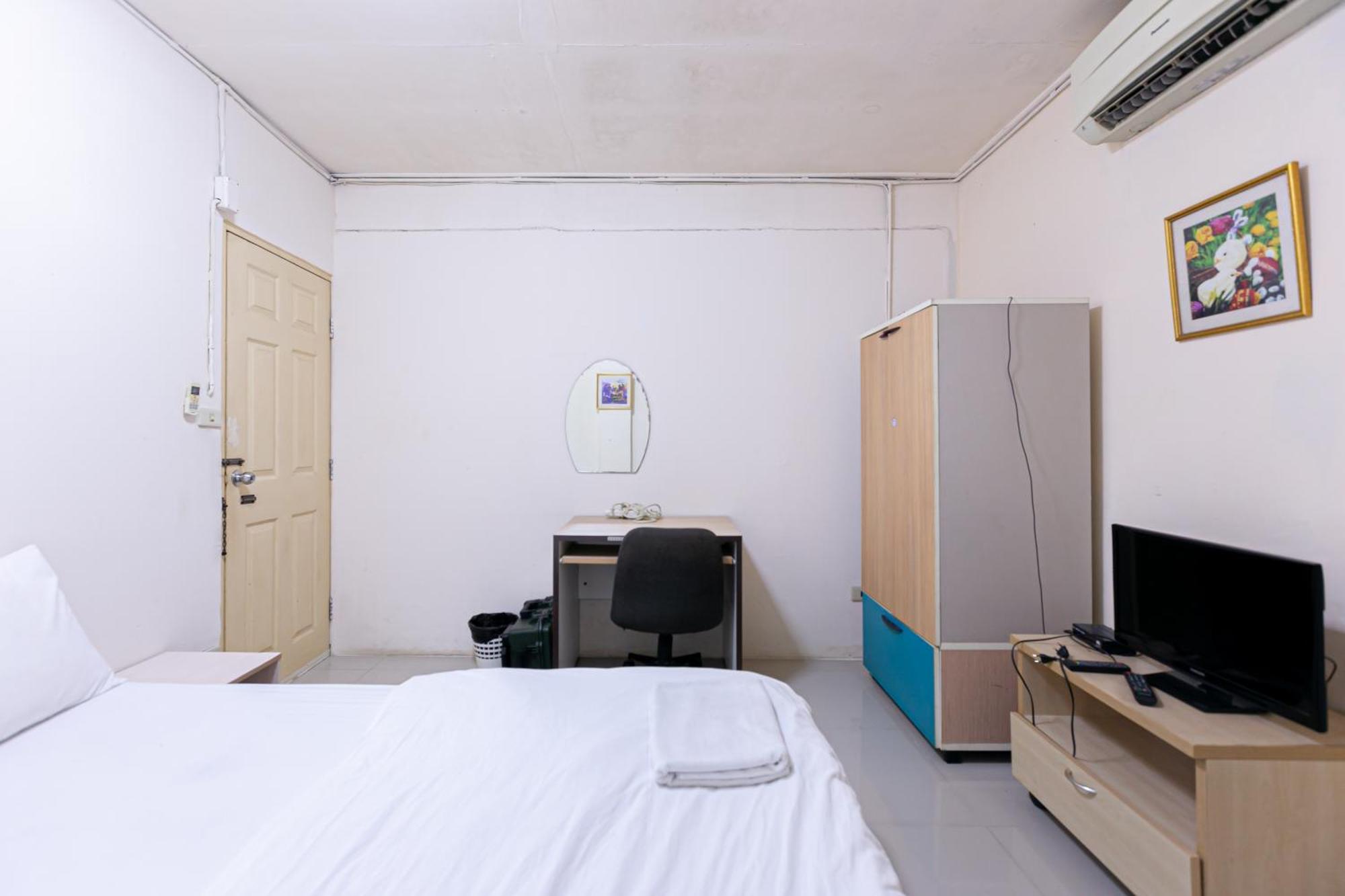 Freesia Saladaeng Silom Apartments Bangkok Bagian luar foto