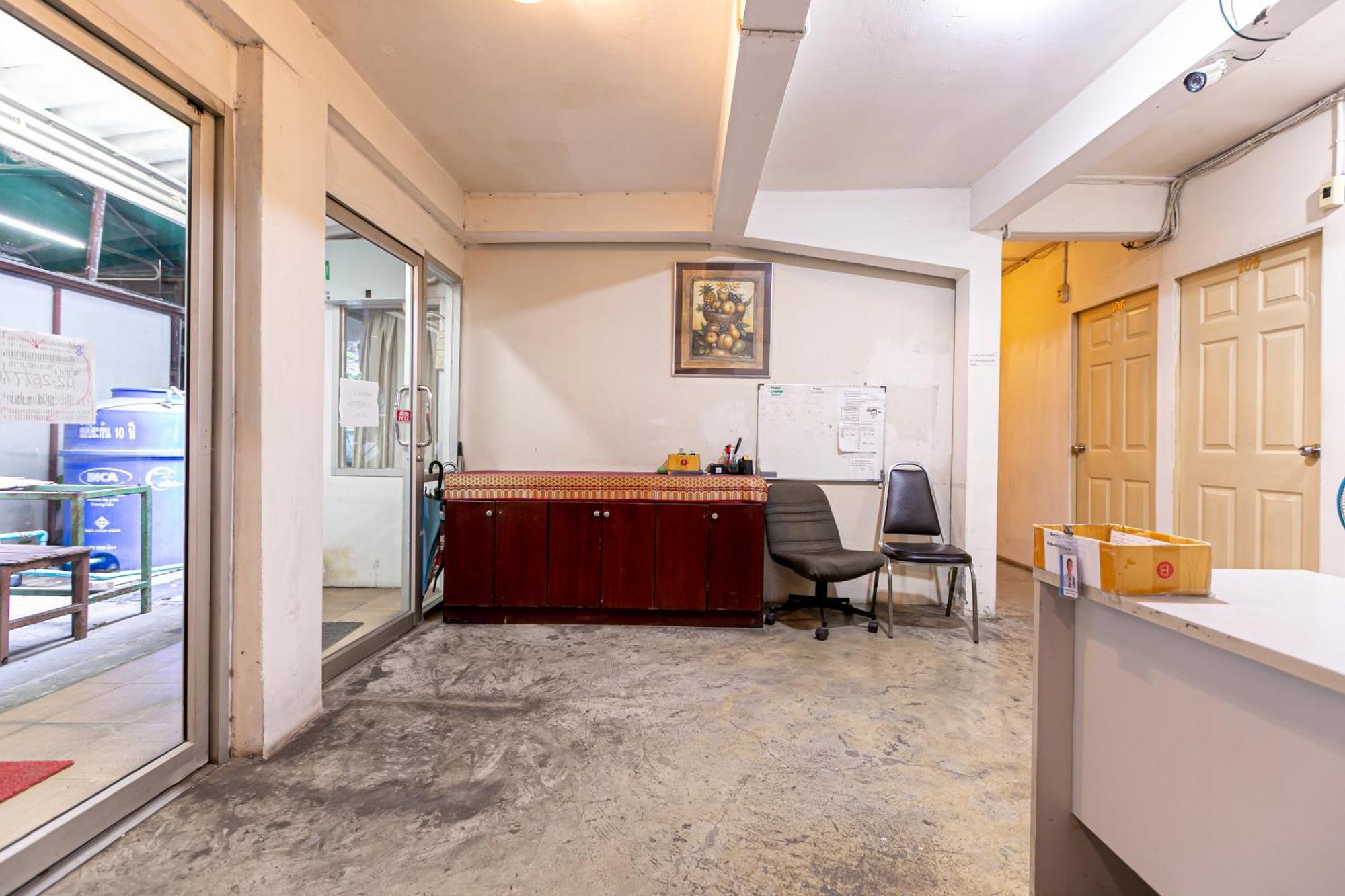 Freesia Saladaeng Silom Apartments Bangkok Bagian luar foto