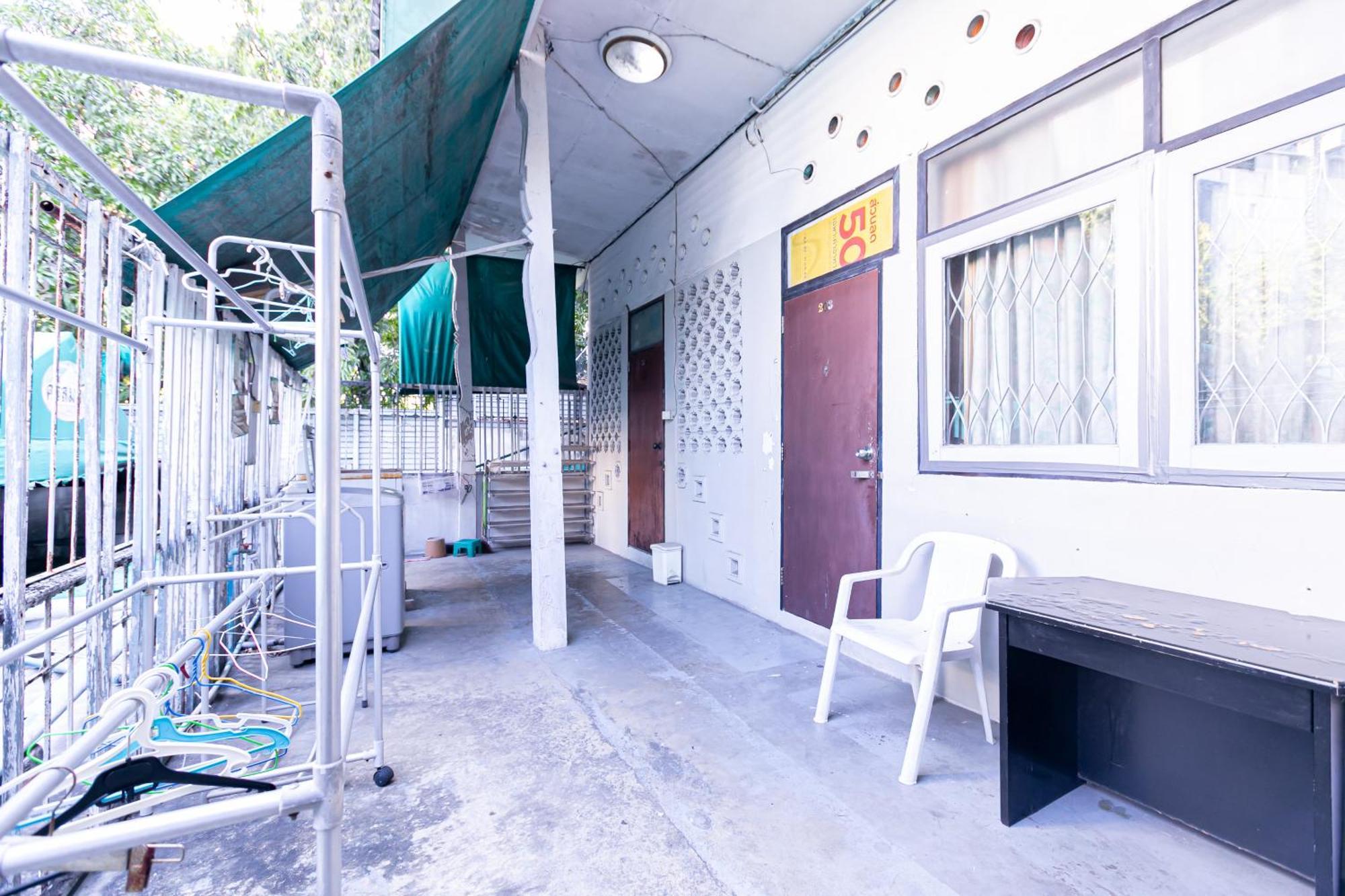 Freesia Saladaeng Silom Apartments Bangkok Bagian luar foto