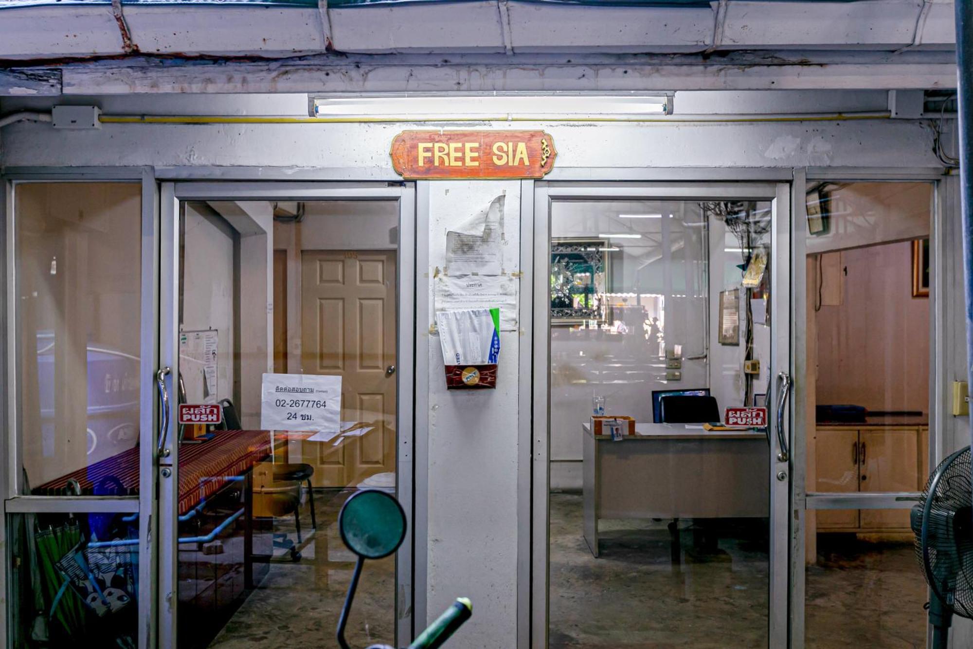 Freesia Saladaeng Silom Apartments Bangkok Bagian luar foto