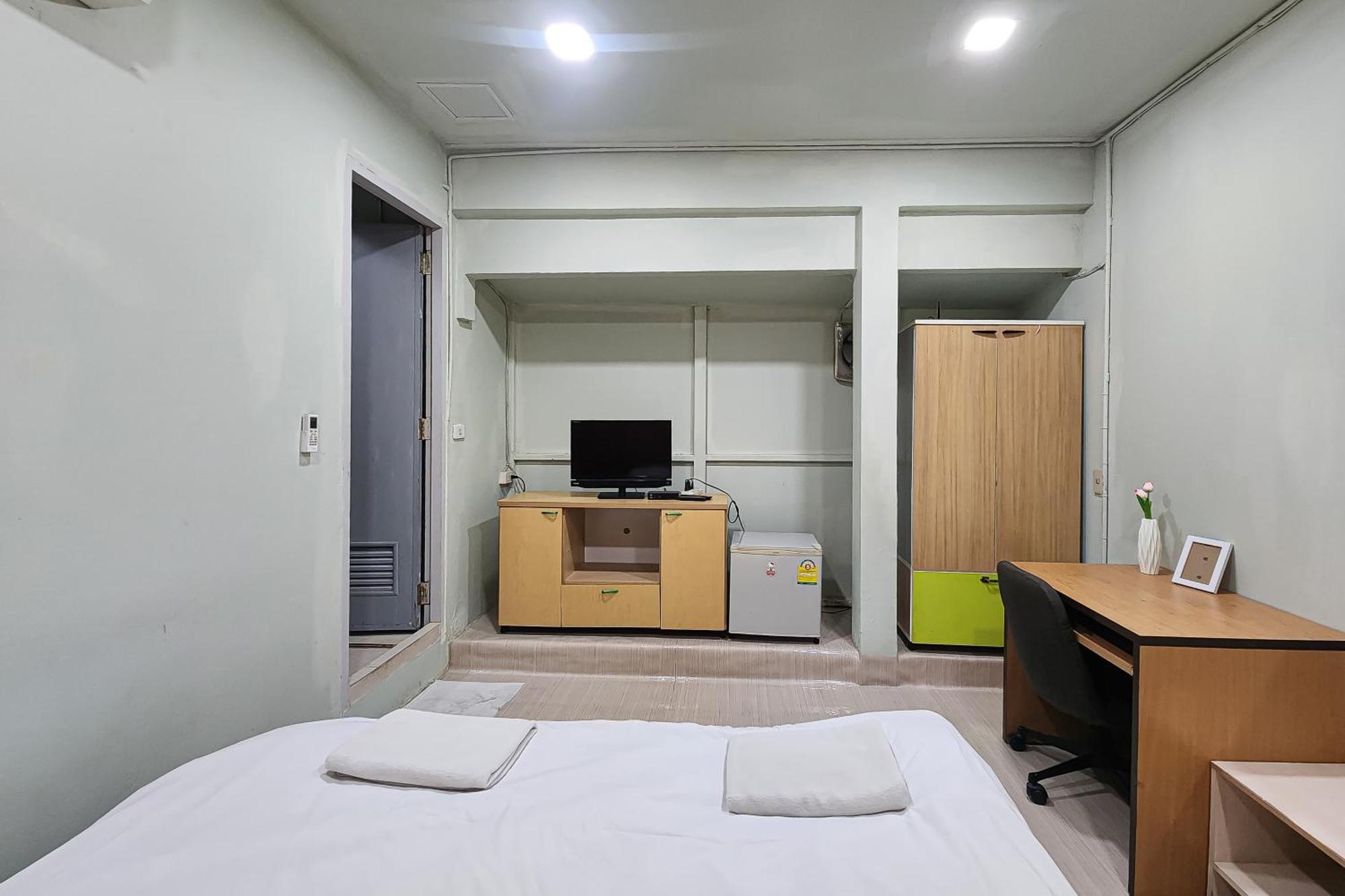 Freesia Saladaeng Silom Apartments Bangkok Bagian luar foto