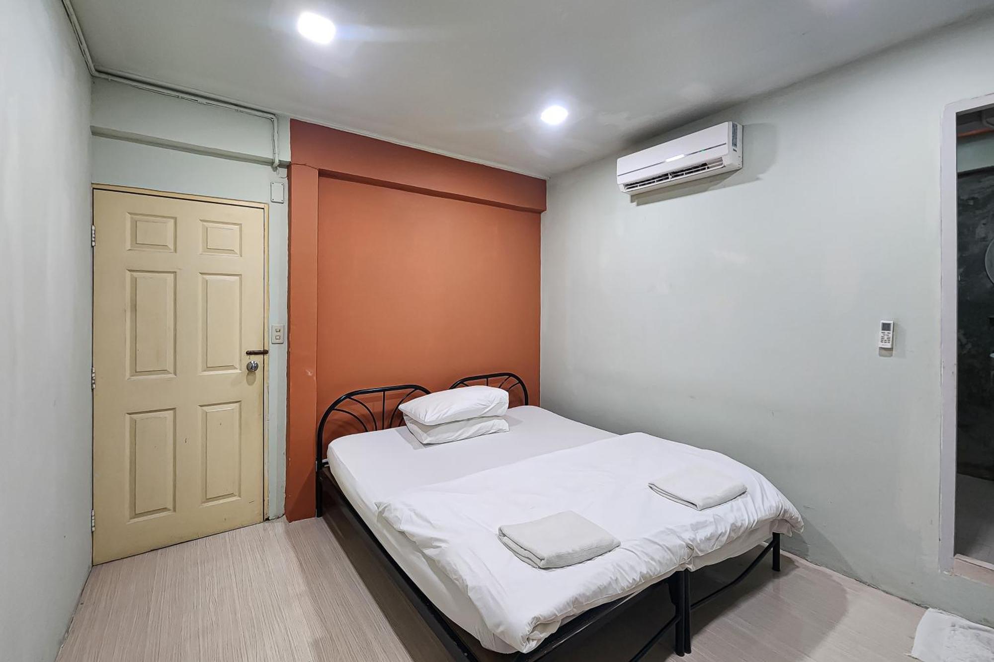 Freesia Saladaeng Silom Apartments Bangkok Bagian luar foto