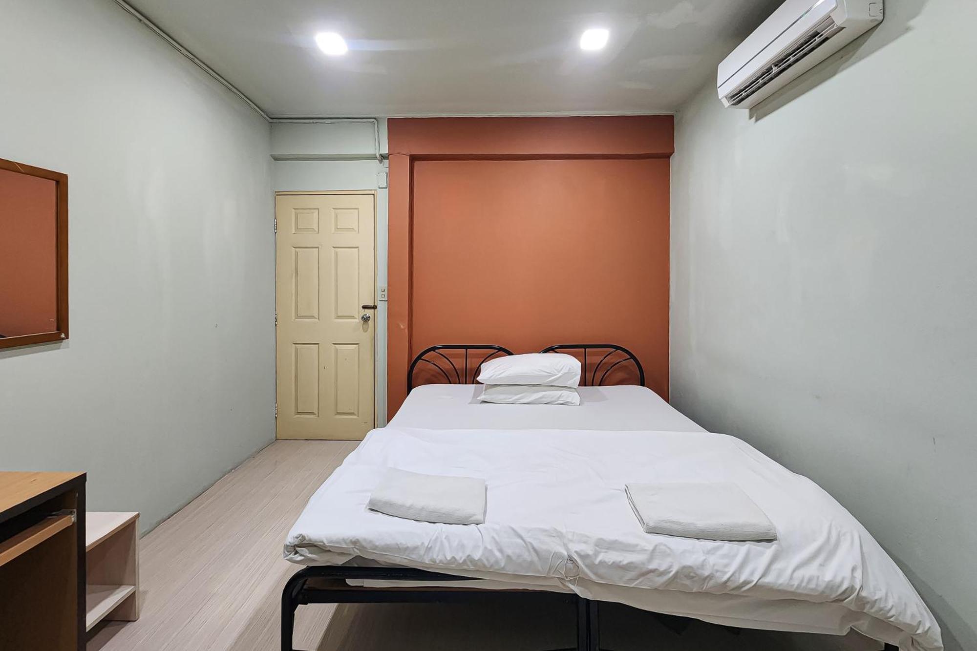 Freesia Saladaeng Silom Apartments Bangkok Bagian luar foto