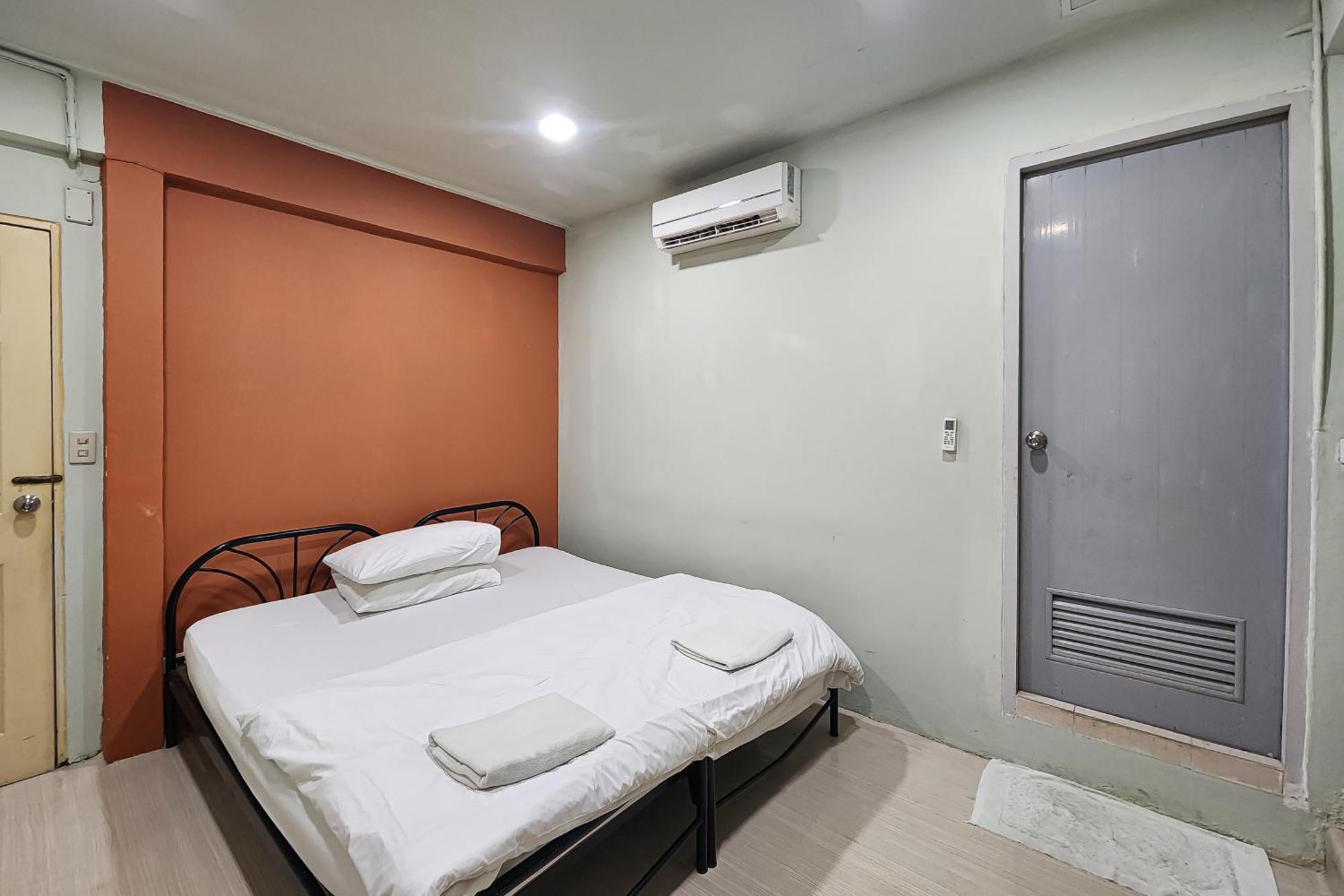 Freesia Saladaeng Silom Apartments Bangkok Bagian luar foto