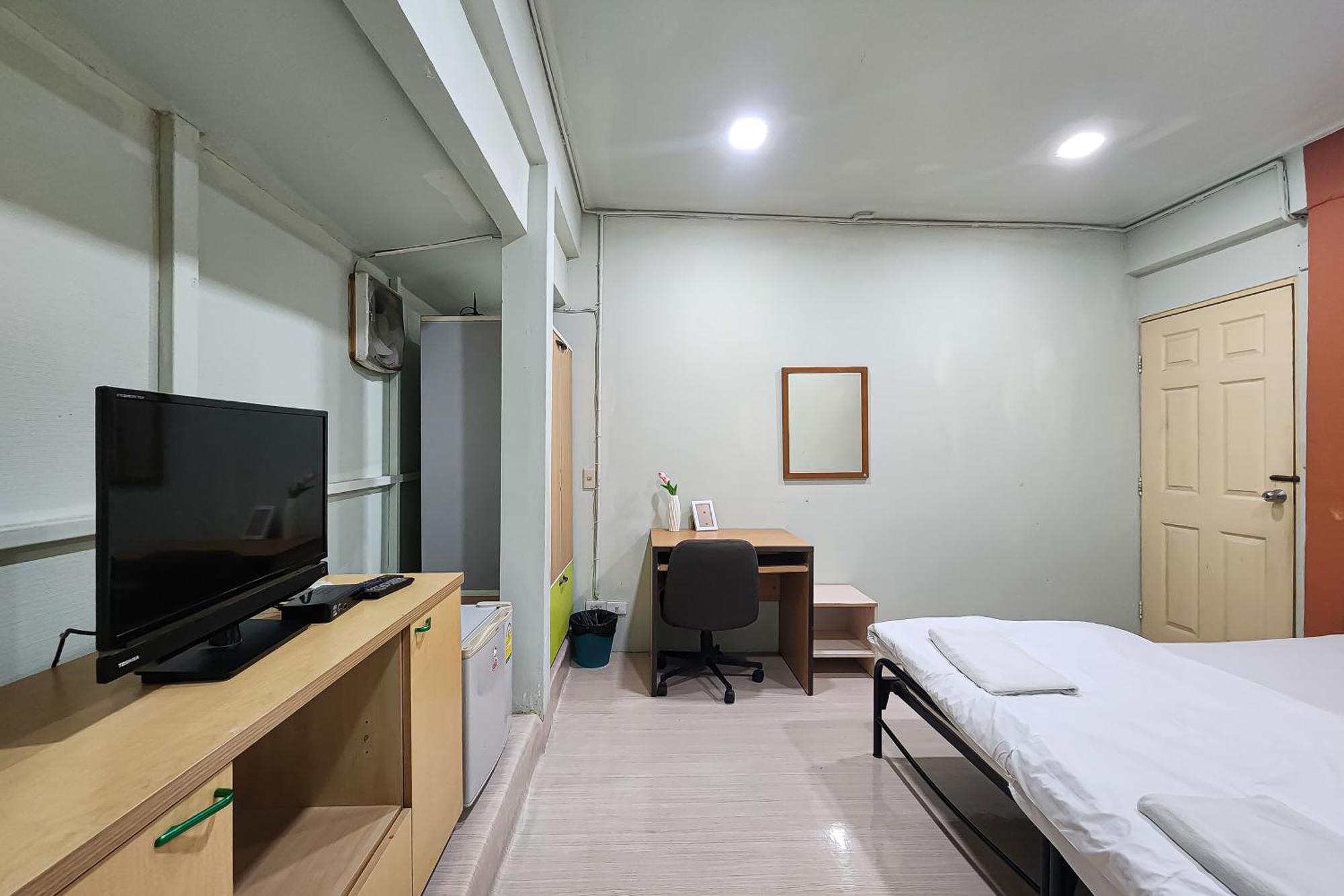Freesia Saladaeng Silom Apartments Bangkok Bagian luar foto