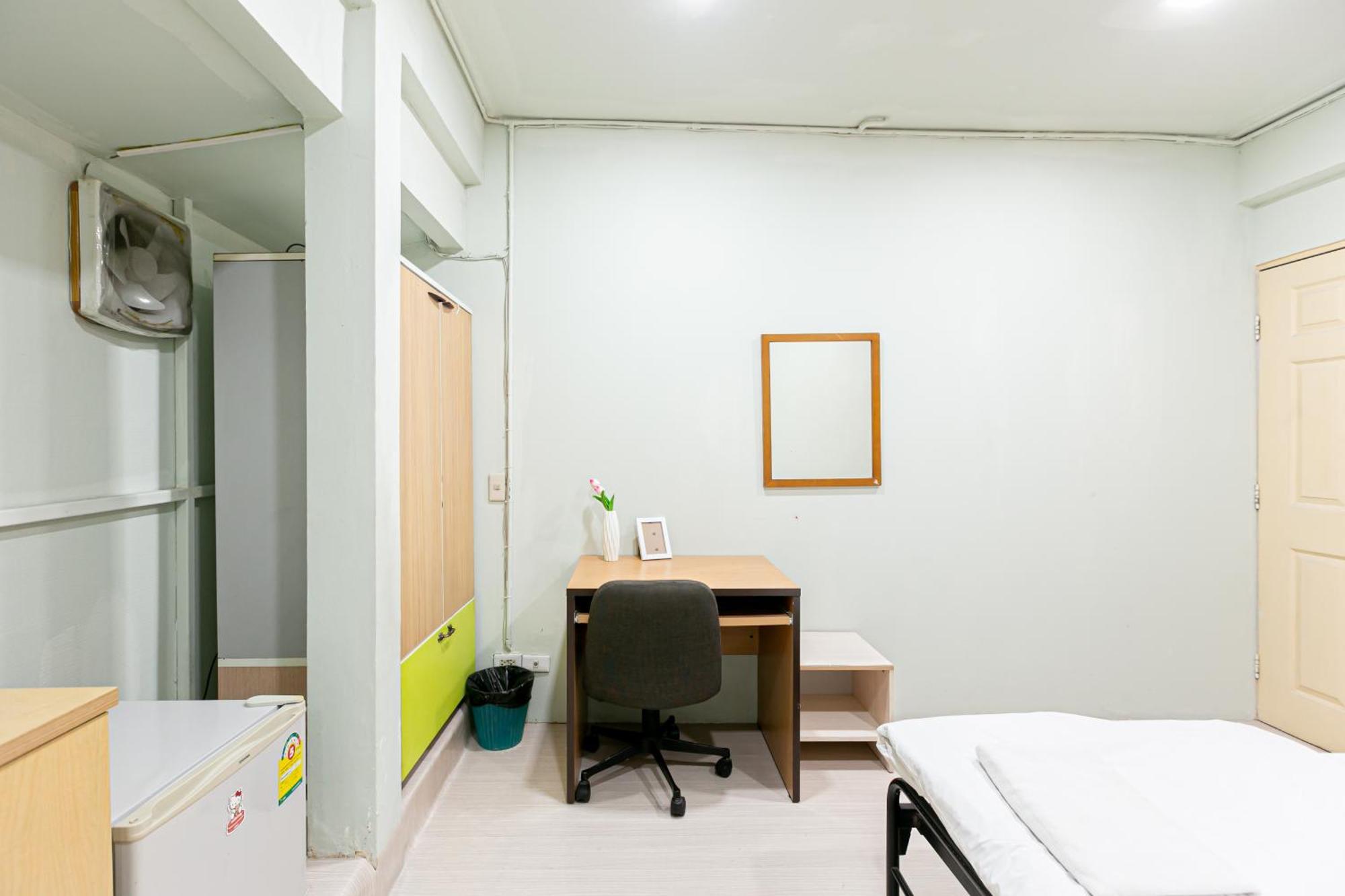 Freesia Saladaeng Silom Apartments Bangkok Bagian luar foto
