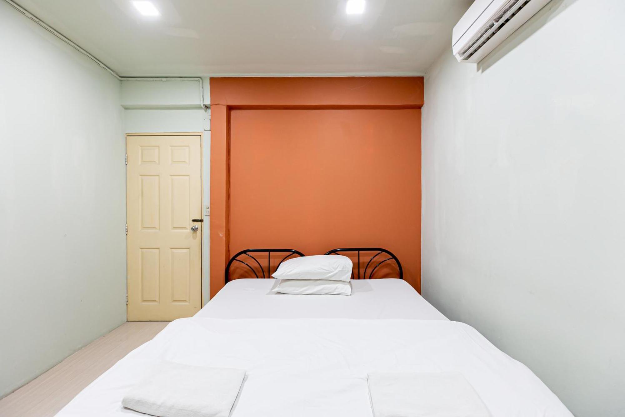 Freesia Saladaeng Silom Apartments Bangkok Bagian luar foto