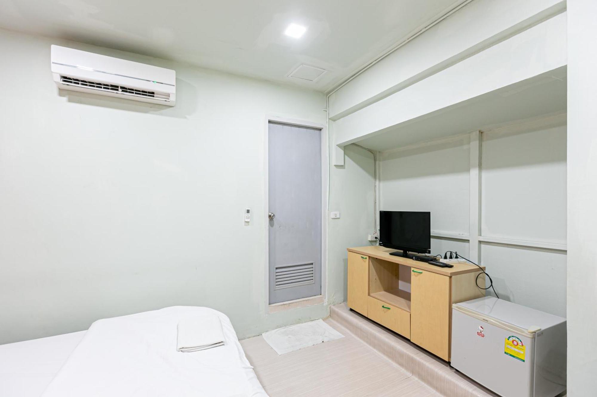 Freesia Saladaeng Silom Apartments Bangkok Bagian luar foto